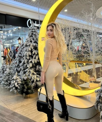 Александра, 21